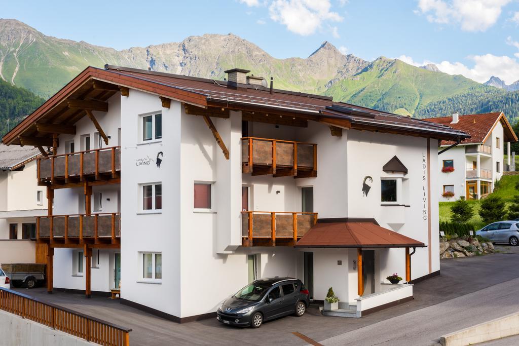 Ladis Living Apartment Exterior photo